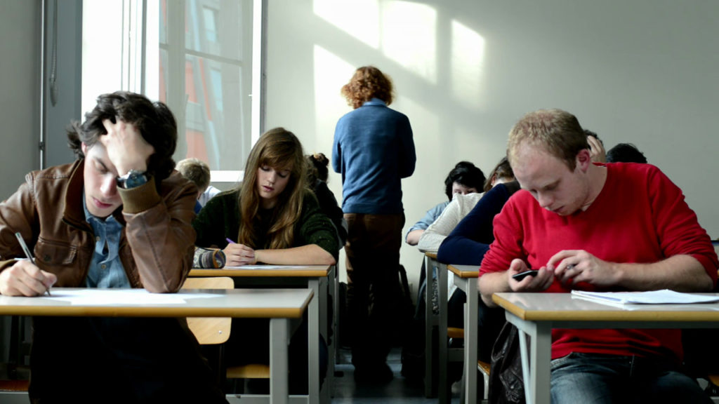 Noémie Schmidt en classe, sur le tournage de Comme Si De Rien N'était