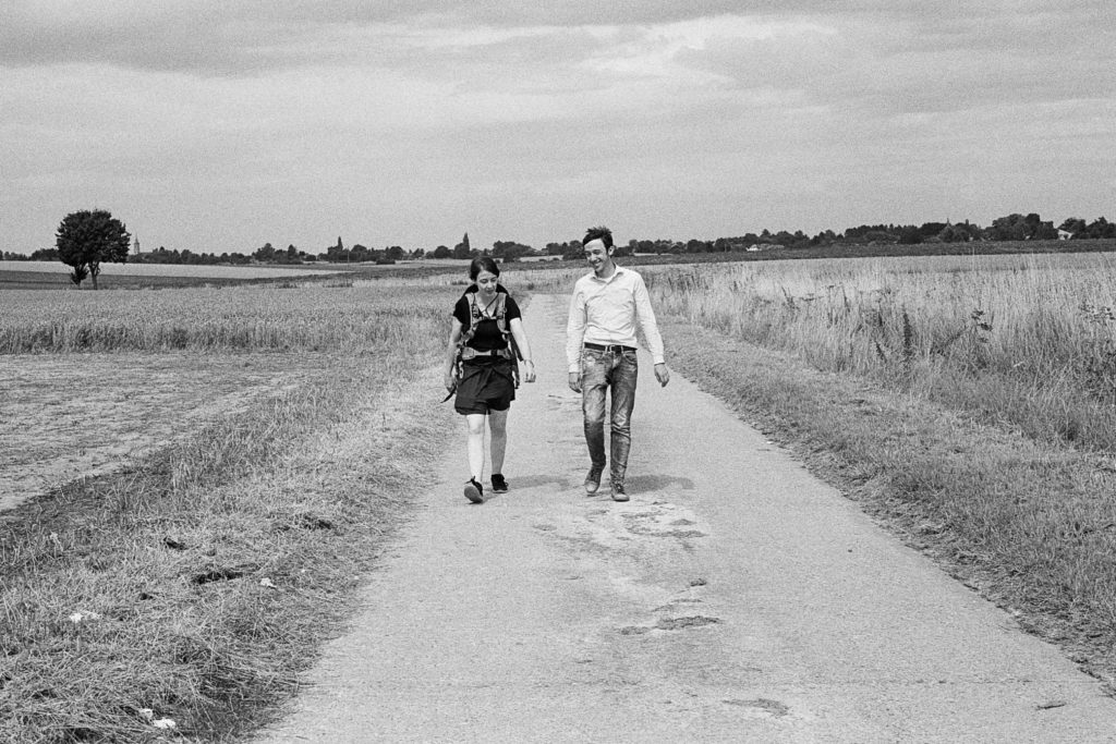 Fanny Pluymers et Victor-Emmanuel Boinem marchant sur une route de campagne